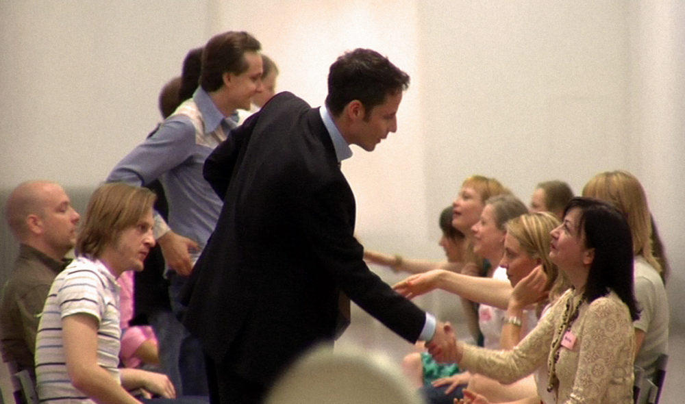 Das Schauspieler Ensemble von Shoppen in einer Speed-Dating Szene.