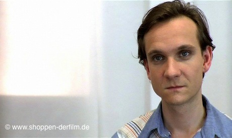 Der Schauspieler Sebastian Weber als Jörg in dem Film Shoppen